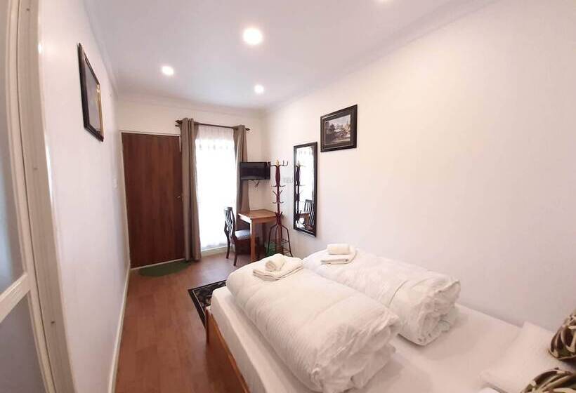 اتاق استاندارد یک نفره, Shakya House