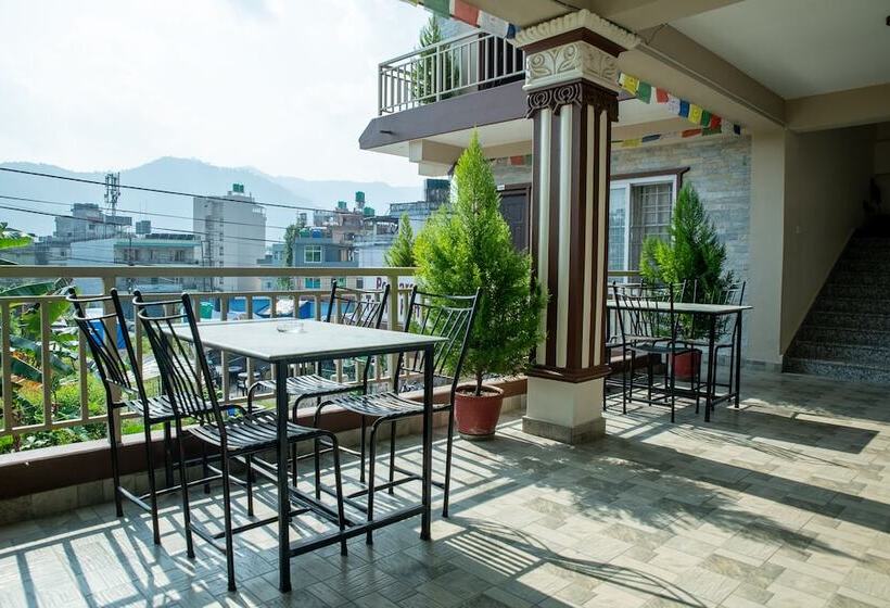 اتاق لوکس سه تخته, Pokhara Tourist Home