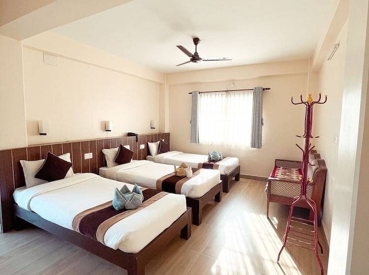 اتاق لوکس سه تخته, Pokhara Tourist Home