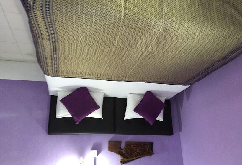 اتاق استاندارد, The Box Chalet