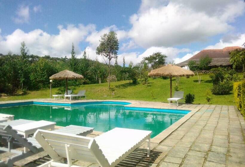 اتاق استاندارد با چشم‌انداز استخر, Andasibe Sifaka Lodge