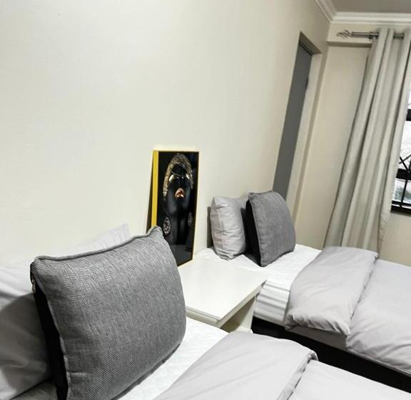 اتاق خانوادگی, Montrose Bnb