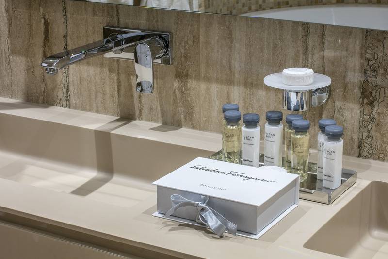 سوییت جونیور, Boutique Hotel Alhambra