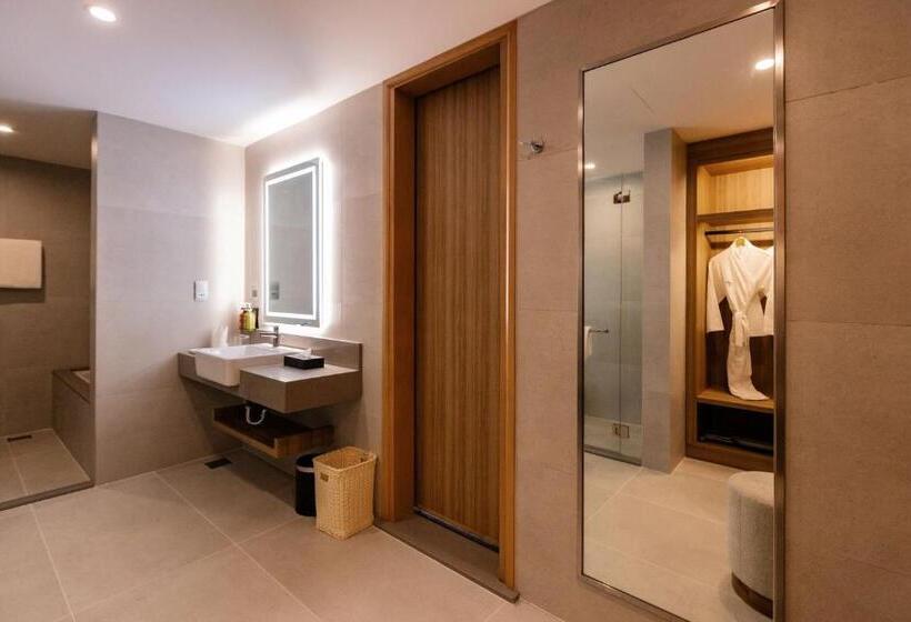 سوییت, Holiday Inn Sepang Airport By Ihg