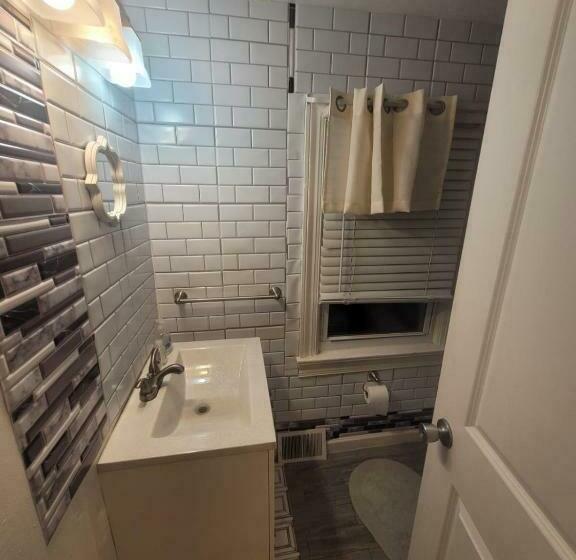 اتاق خانوادگی, Room In Apartment   Blue Room In Delaware
