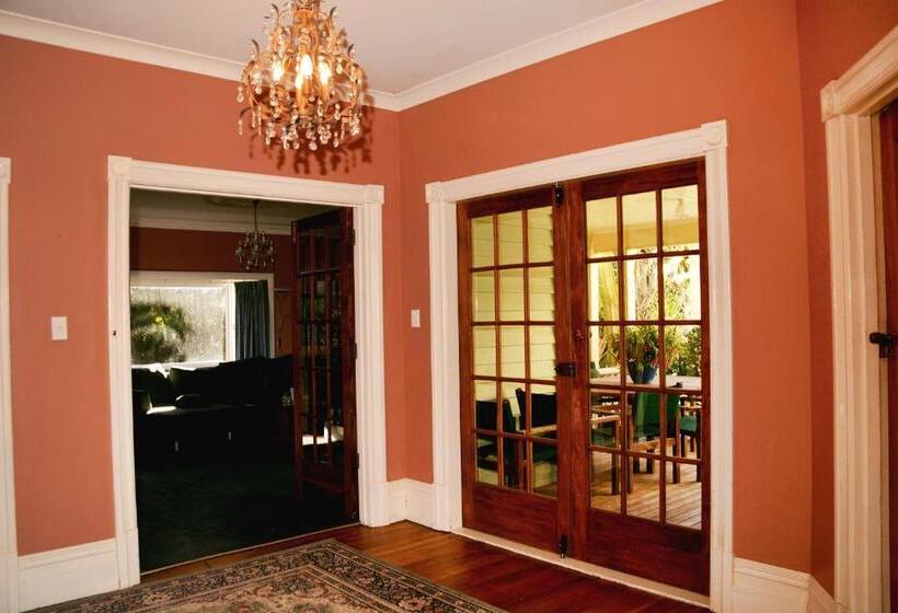 اتاق لوکس, English Cherry Tree Manor