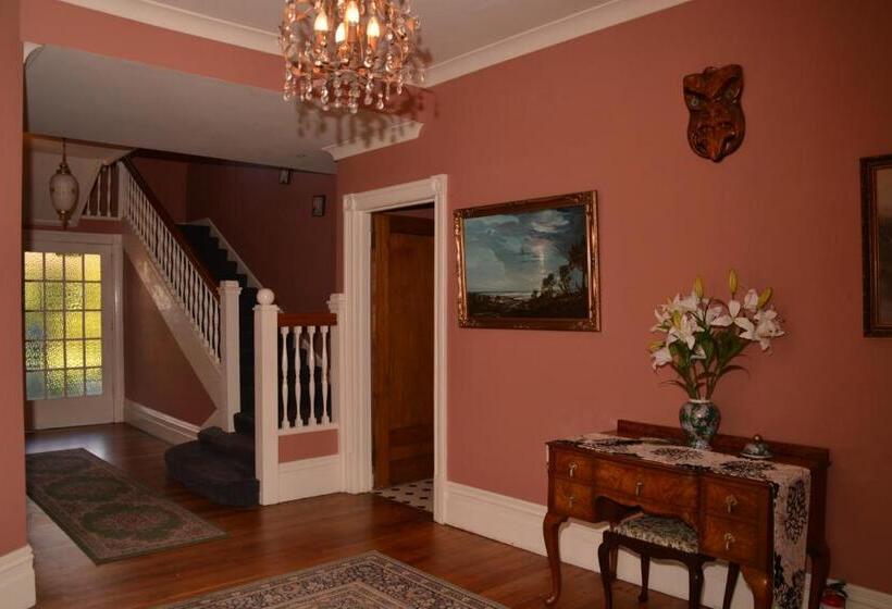 اتاق لوکس, English Cherry Tree Manor
