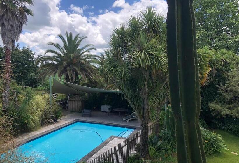 اتاق خانوادگی, English Cherry Tree Manor