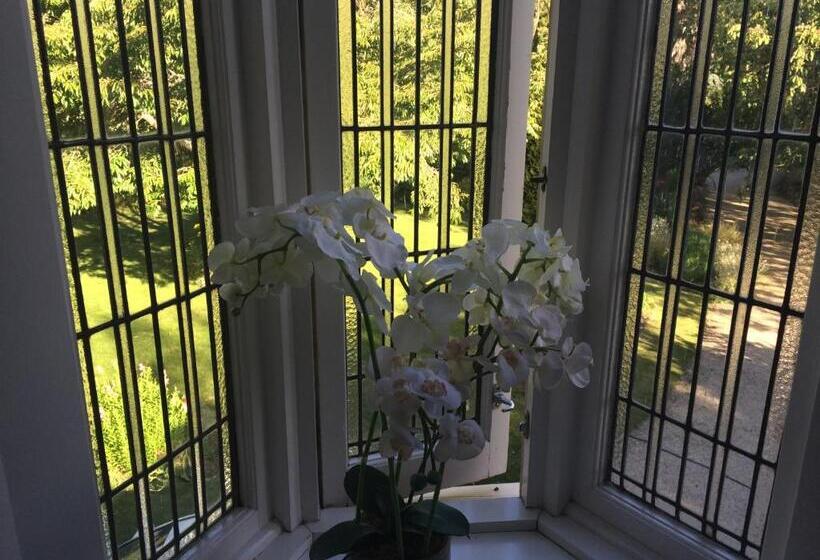 اتاق خانوادگی, English Cherry Tree Manor