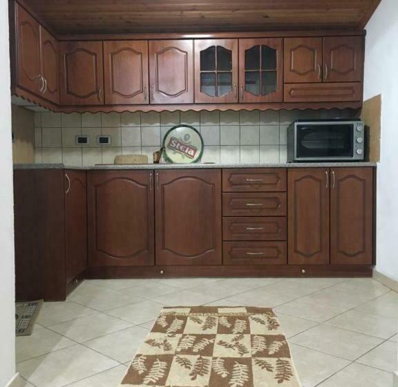 اتاق استاندارد سه تخته با بالکن, Romeo’s Guest House 2