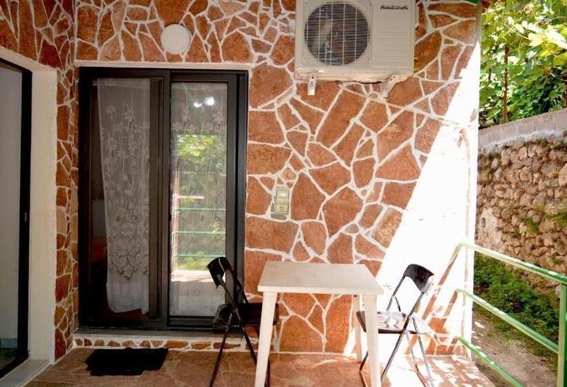 اتاق خانوادگی با چشم‌انداز باغ, Romeo’s Guest House 2