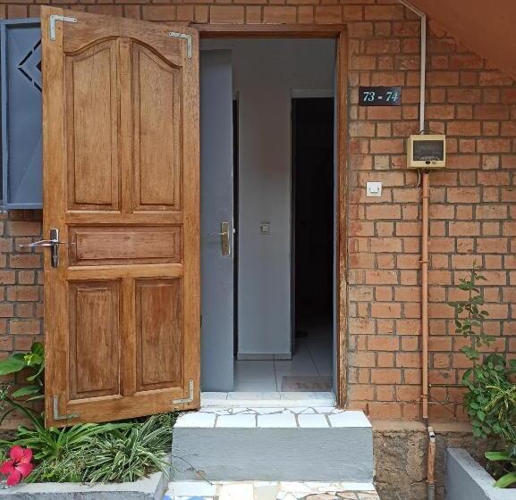 اتاق استاندارد با سرویس بهداشتی مشترک, Chez Jeanne Auberge