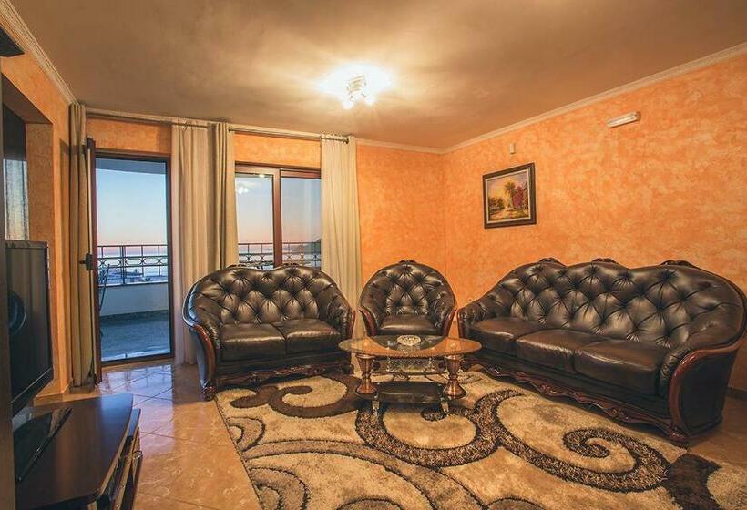 استودیوی استاندارد با چشم‌انداز دریا, Villa M