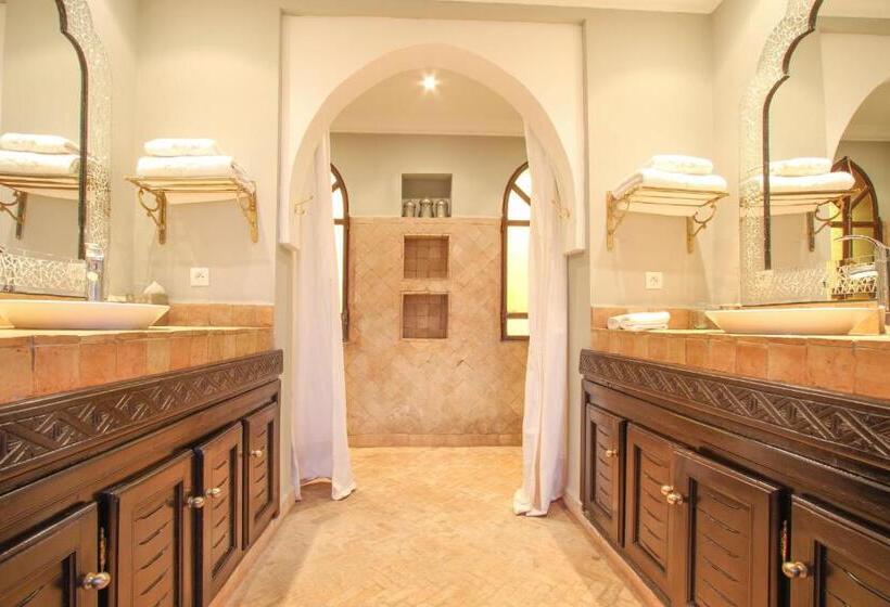 اتاق لوکس با تخت بزرگ, Le Cazar