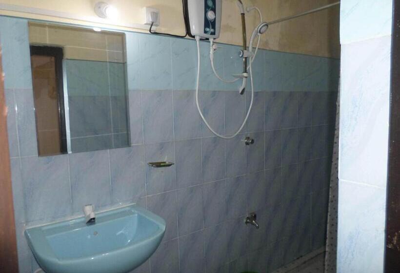 이코노미 룸, Travelers Holiday Resort