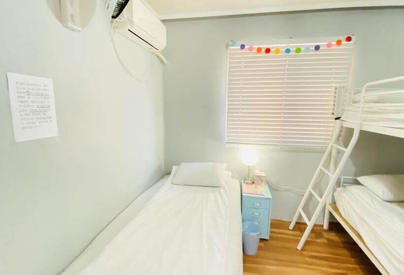 חדר סטנדרט לשלושה, Aroha Guesthouse Seoul Station