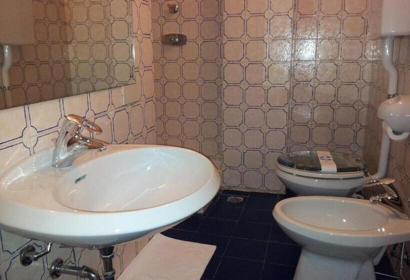 Economy Triple Room, Post