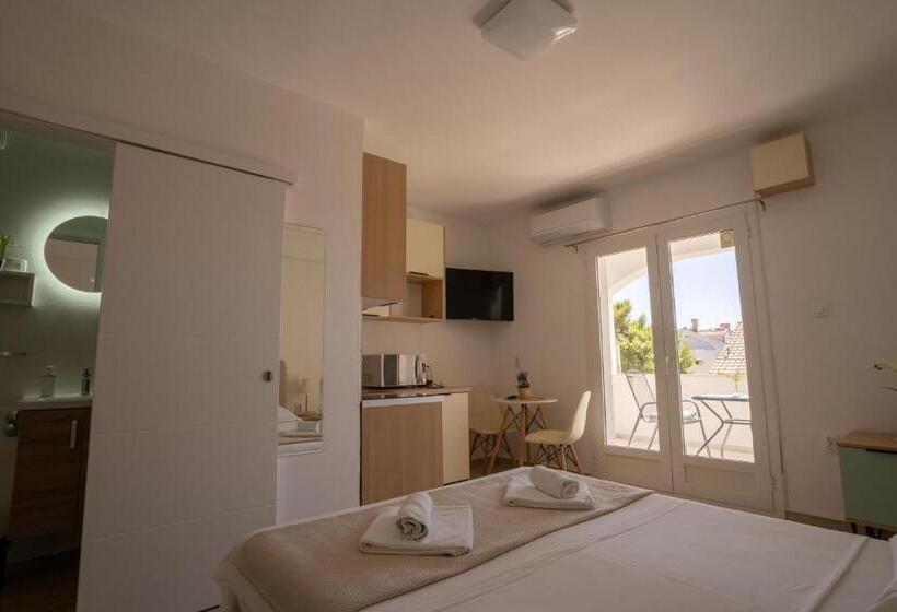 Студио Стандарт Вид на Сад, Apartments & Rooms Petra