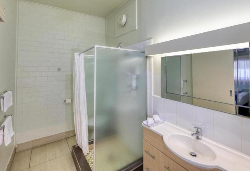 패밀리 룸, Rose City Motor Inn