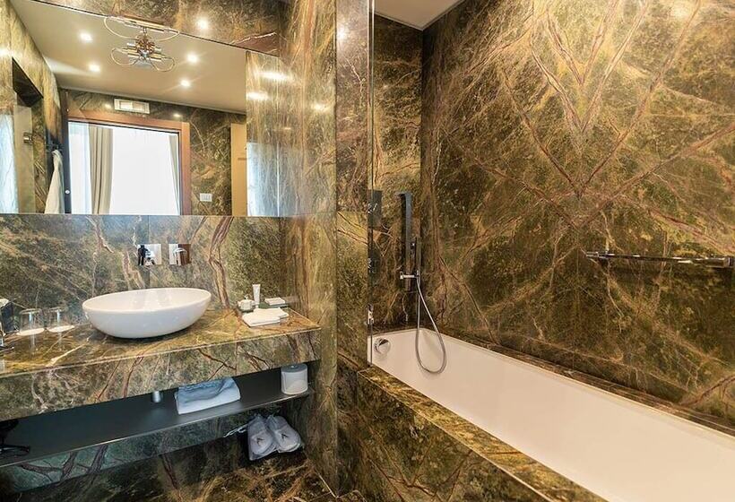 Suite with lake view, Villa Lario Resort Mandello