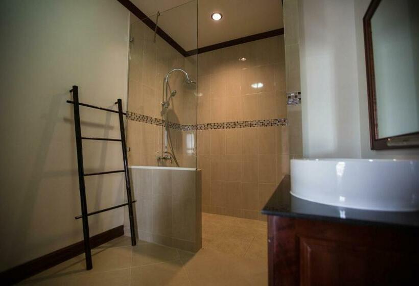 Executive Room, Capitol Residence