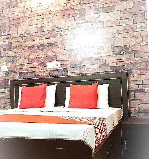 Номер Deluxe, Barak S Stays    Lpu Law Gate    Couples, Parents, Students Favourite