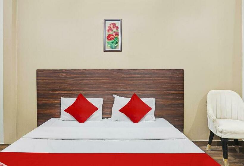 トリプルクラシックルーム, Oyo Flagship 80999 Sarovar Comfort Castle Inn