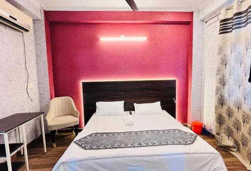 トリプルクラシックルーム, Oyo Flagship 80999 Sarovar Comfort Castle Inn