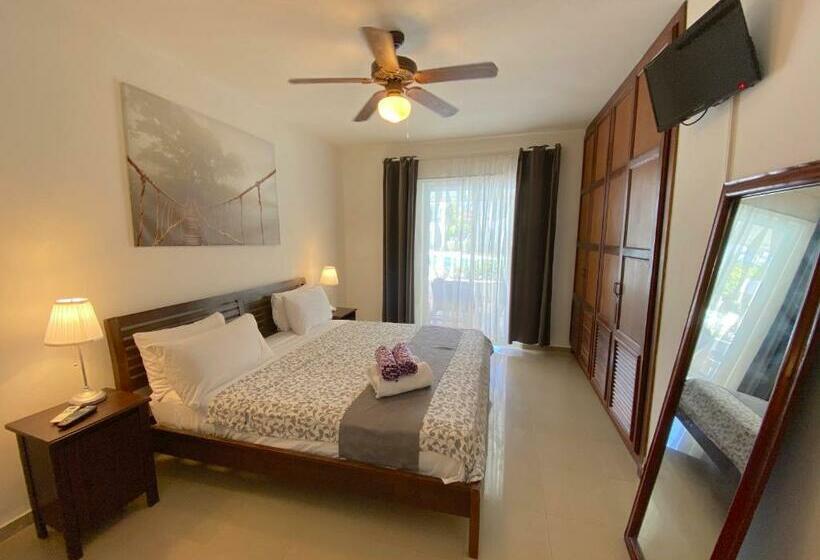 سوییت جونیور با چشم‌انداز استخر, Los Corales Villas And Suites   Beach Club, Spa, Restaurants