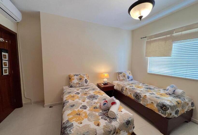 سوییت با چشم‌انداز استخر, Los Corales Villas And Suites   Beach Club, Spa, Restaurants
