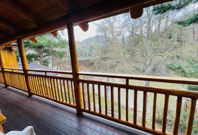 سوئیت با چشم‌انداز رودخانه, The Lindsay Lodge