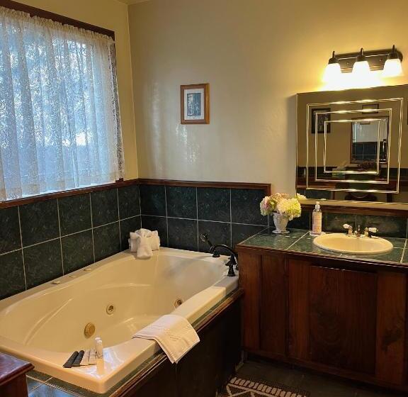 اتاق استاندارد با تخت بزرگ, The Lindsay Lodge