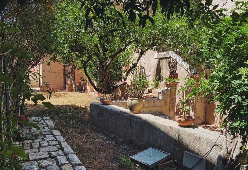 آپارتمان 1 خوابه با چشم‌انداز باغ, Palazzo Gambuzza