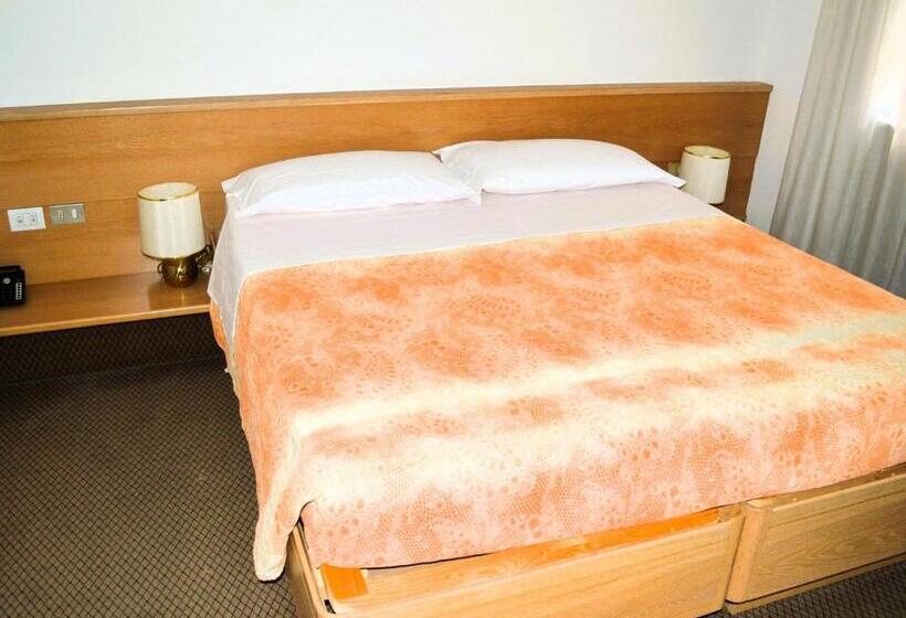 컴포트 트리플 룸, Villa Regina