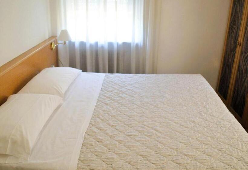 컴포트 트리플 룸, Villa Regina