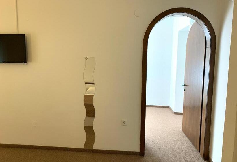 スタンダード４人部屋, Ruža
