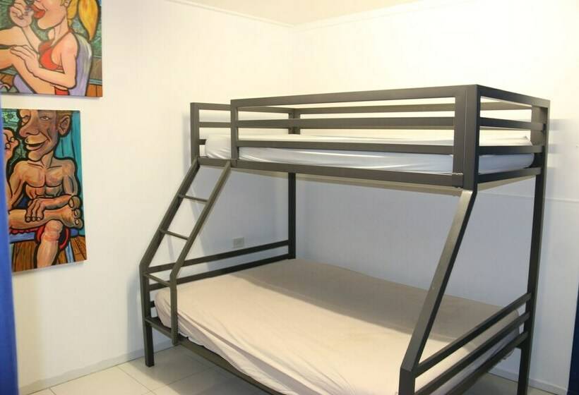 Standardrum Delat Badrum, Waterfront Backpackers   Hostel