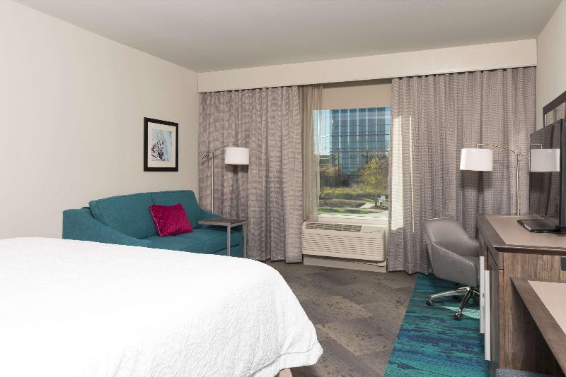 キングサイズベッドのスタンダードルーム, Hampton Inn & Suites Chicago Schaumburg