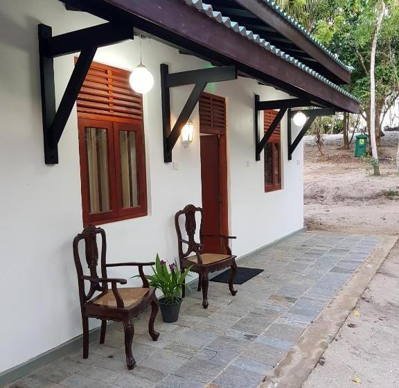 스탠다드 룸, The Waves Beach Chalets