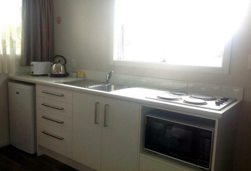 استودیوی استاندارد, Rainbow Motel & Guest House
