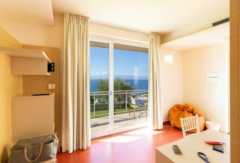 اتاق لوکس با چشم‌انداز دریا, Blue Bay Resort