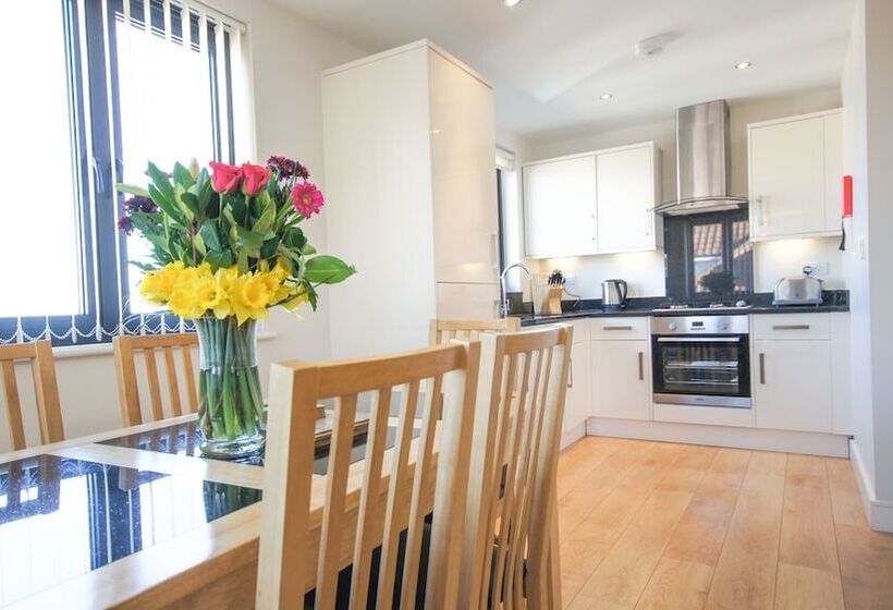 Апартаменты 2 Спальни, Crompton House Apartments