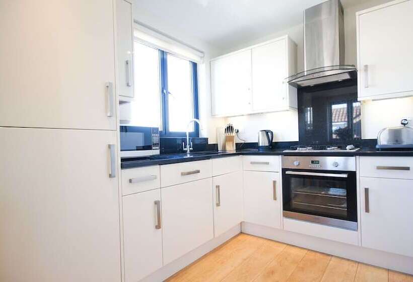 شقة غرفتين, Crompton House Apartments