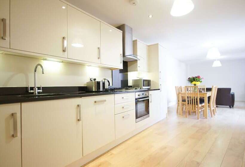 شقة 3 غرف, Crompton House Apartments