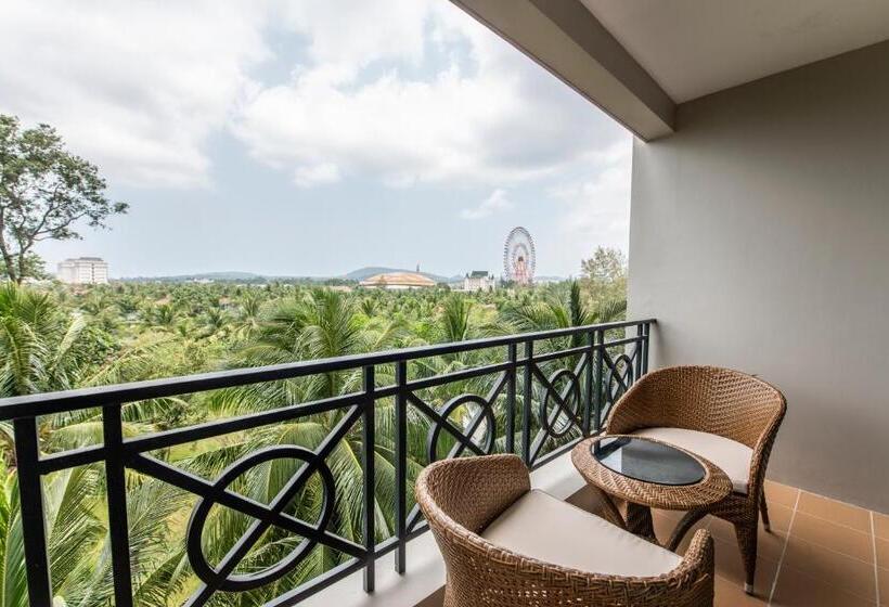 اتاق لوکس با چشم‌انداز باغ, Sheraton Phu Quoc Long Beach Resort