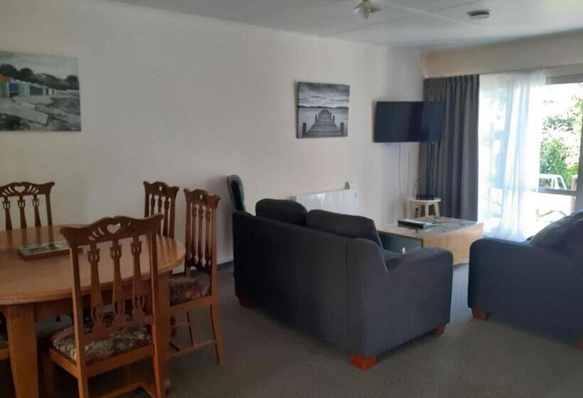 Апартаменты 3 Спальни, Golden Bay Motel