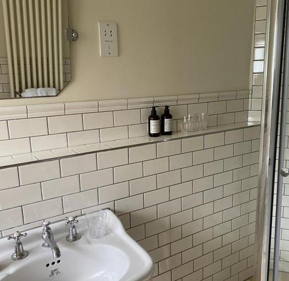 패밀리 스위트, Kennington B & B
