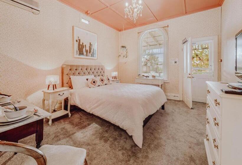 اتاق لوکس, Genesta House