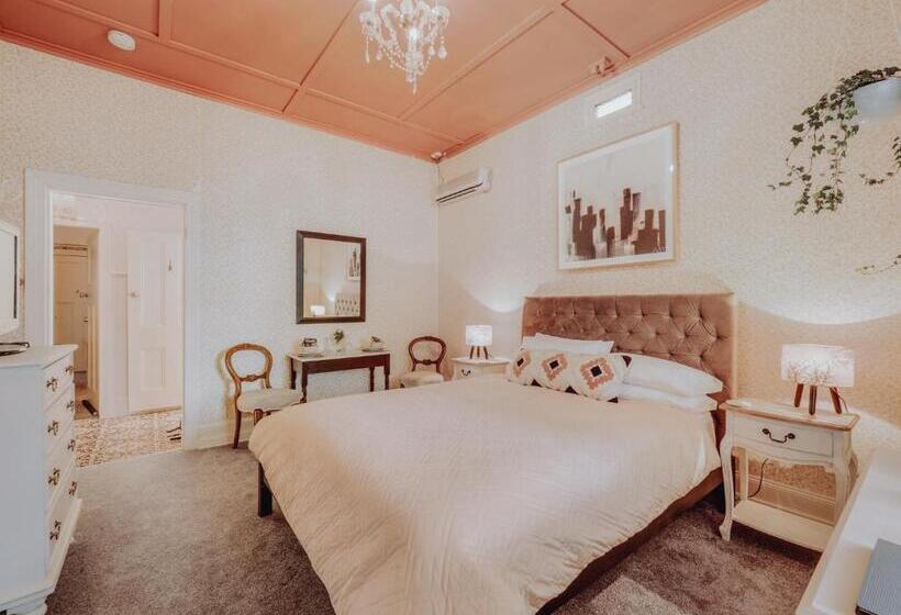 اتاق لوکس, Genesta House