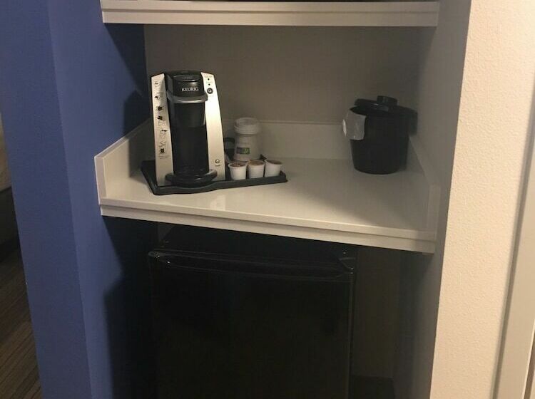 Номер Стандарт, Holiday Inn Express & Suites Kingdom City, An Ihg